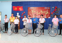 Trường Đại học Công Thương Thành phố Hồ Chí Minh mang tết đến cho người dân xã Cầu Khởi