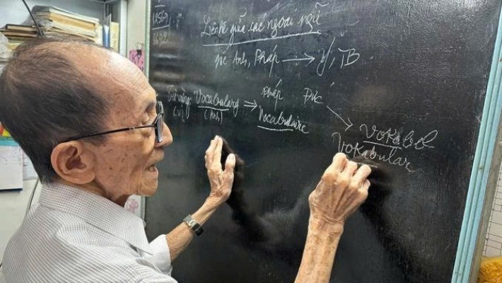 Cụ ông U90 ở miền Tây tự học 9 ngoại ngữ